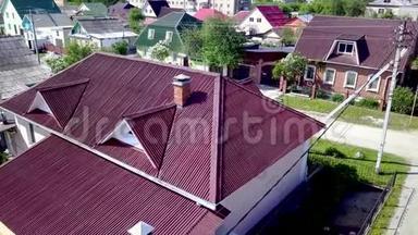 乡村住宅屋顶俯视图.. 库存录像。 位于村庄的漂亮的新屋顶。 屋顶暗色或暗色